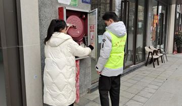 ?“三到位”讓安全生產(chǎn)奏響群眾美好生活“最強(qiáng)音”春節(jié)即將來(lái)臨，為預(yù)防和遏制安全生產(chǎn)事故發(fā)生，白云區(qū)泉湖街道針對(duì)年初安全生產(chǎn)形勢(shì)特點(diǎn)，“三到位”堅(jiān)決守住安全生產(chǎn)和社會(huì)穩(wěn)定底線，奏響群眾美好生活“最強(qiáng)音”。