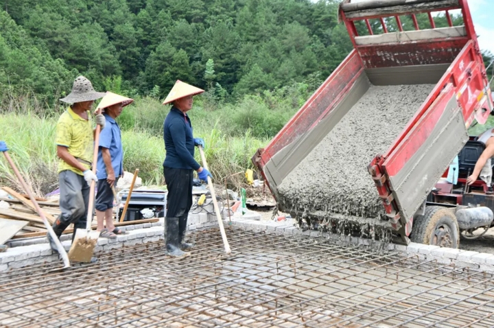 2024年8月，凱里市開懷街道掛丁村的村民正在進(jìn)行消防水池基礎(chǔ)澆筑