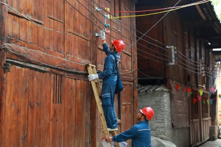 供電所作業(yè)員正在對(duì)劍河縣巫包村老舊、裸露和安裝不規(guī)范的電氣線路、配電設(shè)施和用電設(shè)備進(jìn)行改造。吳昌連、劉夢(mèng)攝