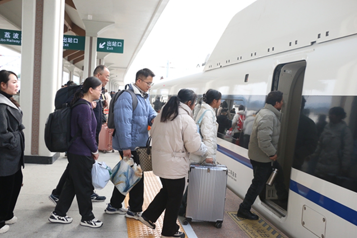 旅客有序上車(chē)。