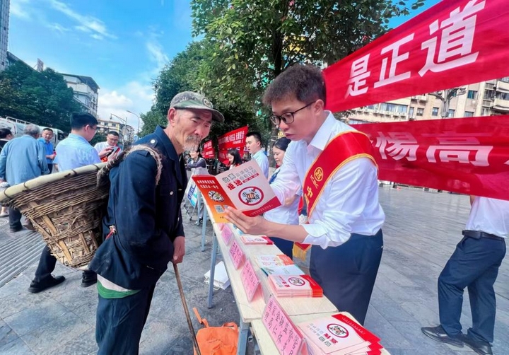 工行遵義仁懷支行為老年人講解反詐知識。
