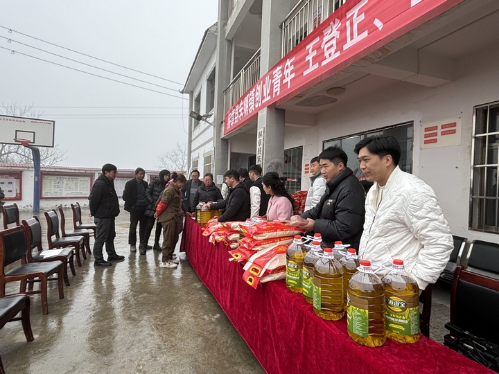 捐贈(zèng)現(xiàn)場(chǎng).謝雨攝
