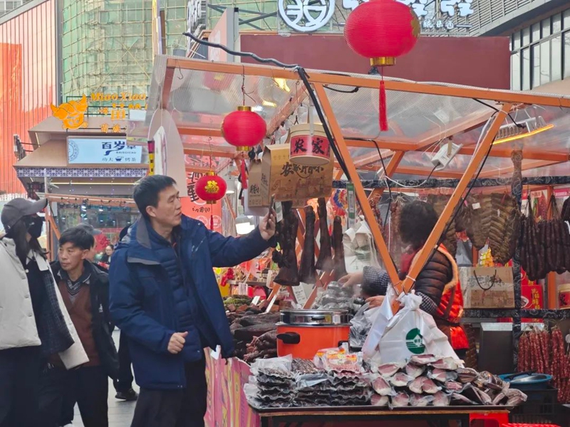 市民游客挑選購買年貨