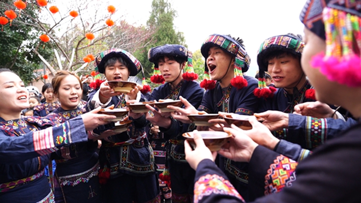 迎親隊伍喝攔門酒。韋軒宇攝