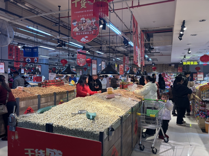 甕安縣各大超市年貨豐富。費(fèi)夢婧婕攝