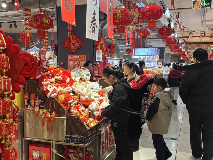 蛇系列飾品備受顧客青睞。費(fèi)夢婧婕攝