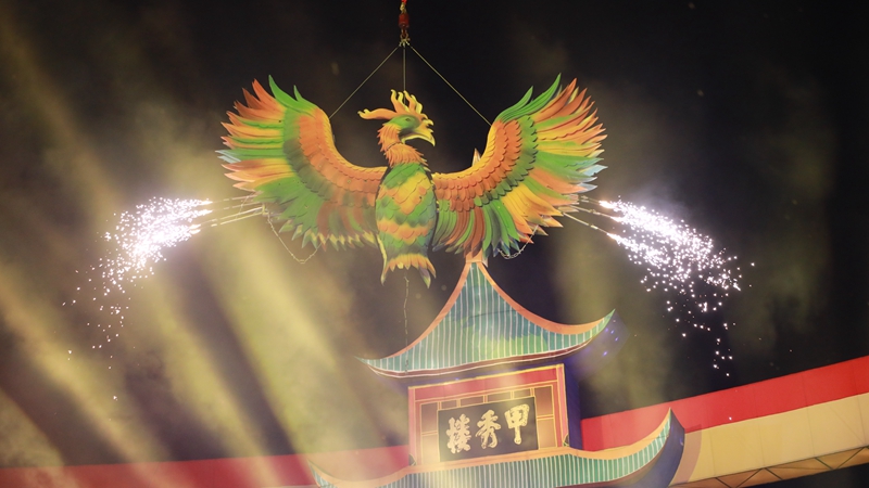 火焰神鳥在觀山湖震撼登場。