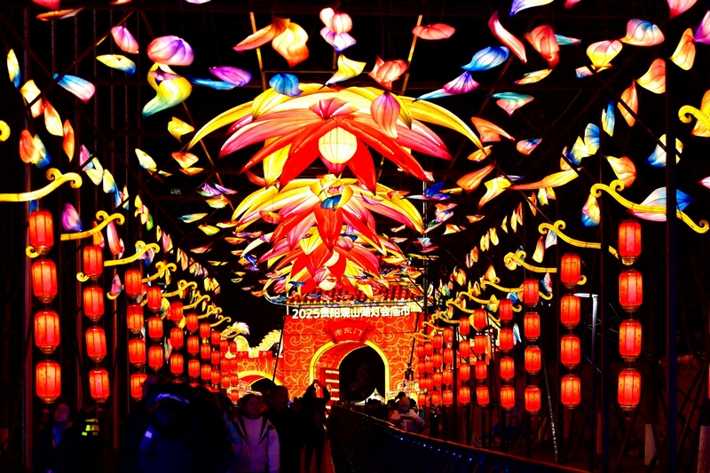 、夜幕降臨，觀山湖燈會(huì)廟市燈火輝煌，人潮涌動(dòng)。