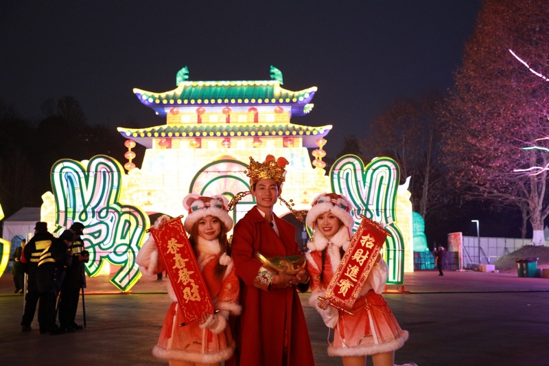 財(cái)神NPC在觀山湖燈會(huì)廟市巡游。