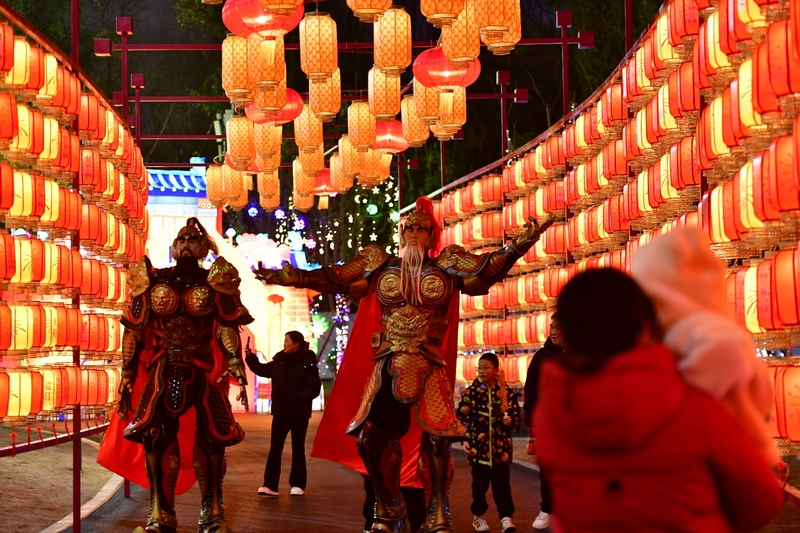 “雙手張開(kāi)”似乎是NPC白胡子黃忠的招牌動(dòng)作。