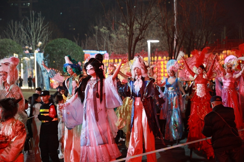大型巡游表演開(kāi)始了，那一刻，好激動(dòng)。