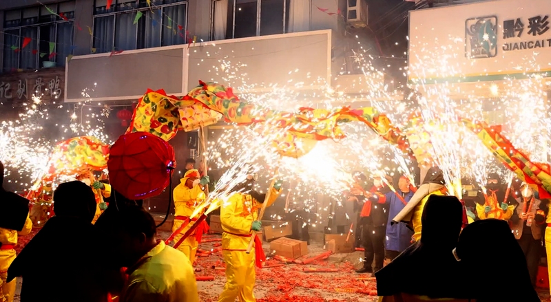 近日，2025年春節(jié)太平龍燈會在壇廠街道舉行，進一步豐富了轄區(qū)居民文化生活，提升居民生活幸福感，營造了歡樂、祥和的節(jié)日氛圍