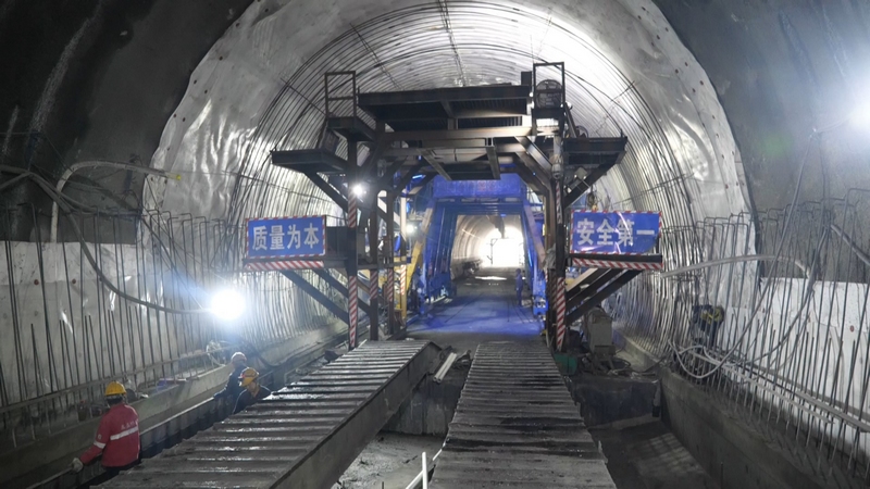 黃百鐵路白石巖隧道建設(shè)有序推進(jìn)