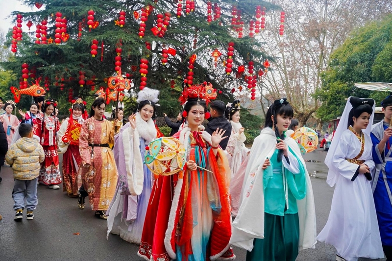 花溪公園“金蛇狂舞天天樂·非遺民俗過大年”打造非遺文化盛宴 助力文旅融合新發(fā)展。