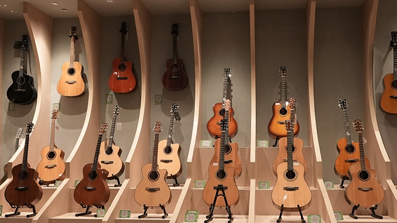 吉他展示區(qū)。正安吉他文化產(chǎn)業(yè)園供圖