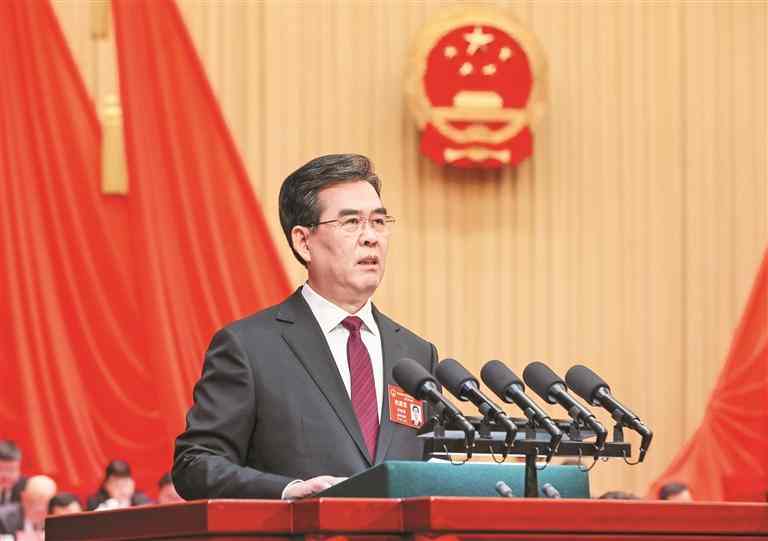 2025年1月19日上午，貴州省第十四屆人民代表大會(huì)第三次會(huì)議在貴陽隆重開幕。圖為李炳軍作政府工作報(bào)告。 貴州日?qǐng)?bào)天眼新聞?dòng)浾?李森 攝