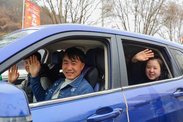 1月31日，在威寧自治縣2025年第一批“點對點”有組織勞務輸出歡送儀式現(xiàn)場，等待返崗的務工群眾在和大家揮手道別。（趙慶能 攝）.JPG
