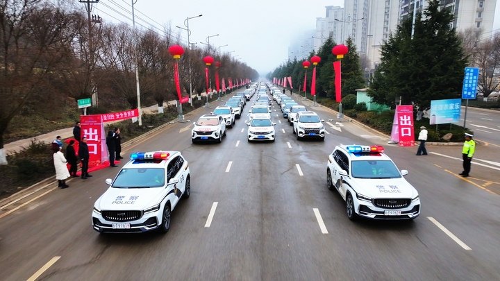 1月31日，在威寧自治縣2025年第一批“點對點”有組織勞務輸出歡送儀式現(xiàn)場，返崗車輛整齊排列，蓄勢待發(fā)。（周陽 攝）.jpg