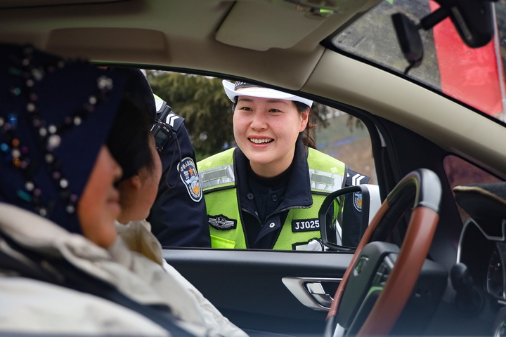 1月31日，在威寧自治縣2025年第一批“點對點”有組織勞務輸出歡送儀式現(xiàn)場，交警在叮囑司乘人員行車安全事項。（趙慶能 攝）.JPG