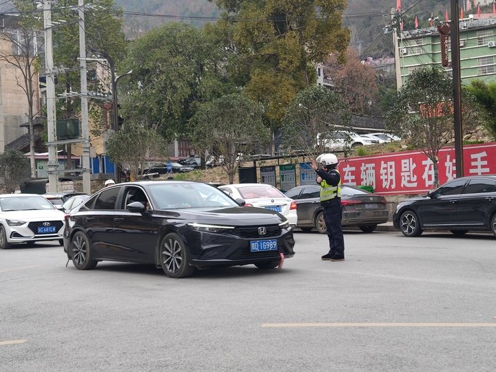 圖為石阡交警正在執(zhí)勤，疏導交通。楊文美攝.jpg