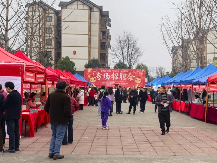 金沙縣2025年“春風(fēng)行動(dòng)·就業(yè)援助月“招聘會(huì)現(xiàn)場 黃源匯 攝.jpg