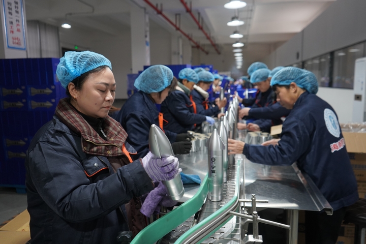 海南椰島貴州酒業(yè)有限公司員工投入到緊張而有序的工作中 黃源匯 攝.jpg