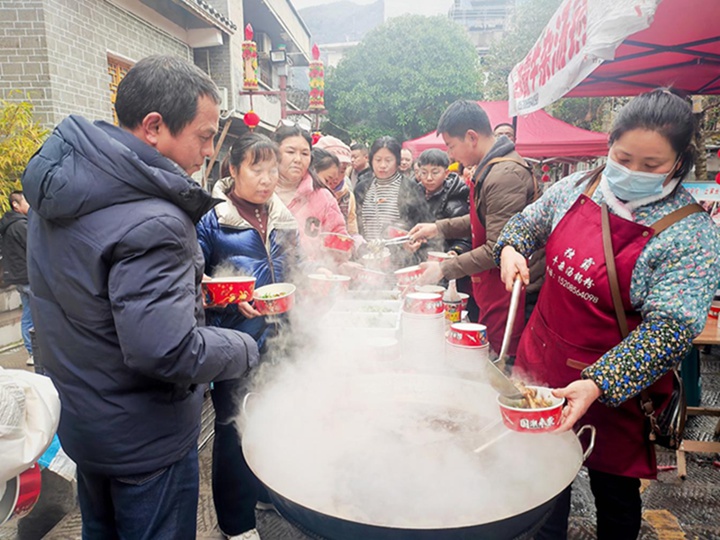 思南縣安化街舉辦的牛肉湯鍋宴。