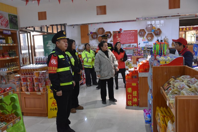 在款場(chǎng)服務(wù)區(qū)檢查食品安全。