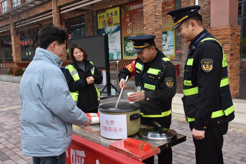 執(zhí)法人員在轄區(qū)高速公路服務(wù)區(qū)為司乘人員免費(fèi)提供暖心姜茶。