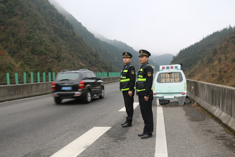 執(zhí)法人員在轄區(qū)高速公路特殊路段值守保暢。