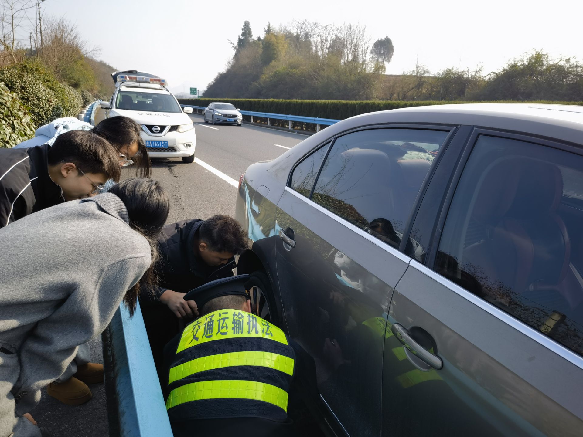 六支隊八大隊交通執(zhí)法人員，在杭瑞高速K1500+100米上行處為駕駛員換胎。