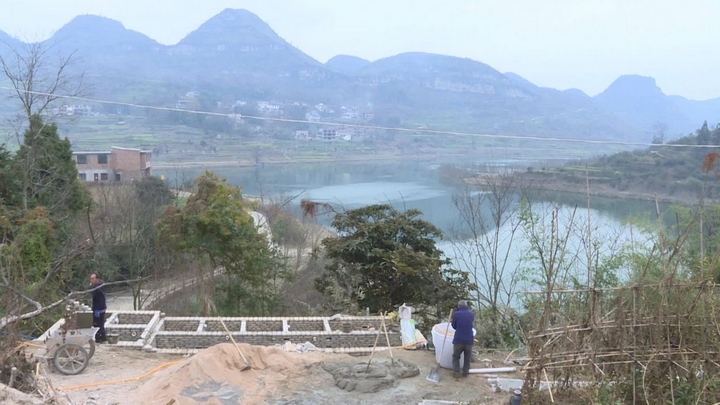 村民正在進(jìn)行廁所改造.jpg