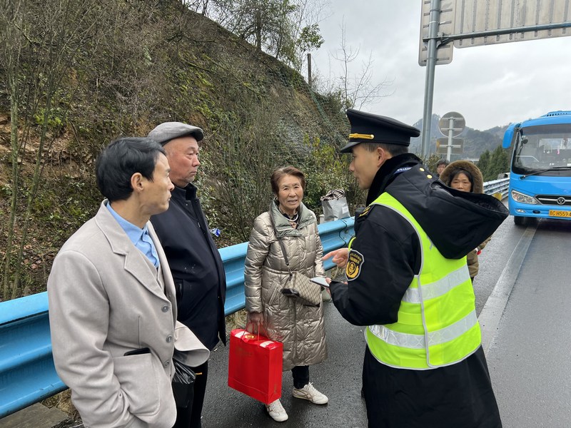 安撫乘客。