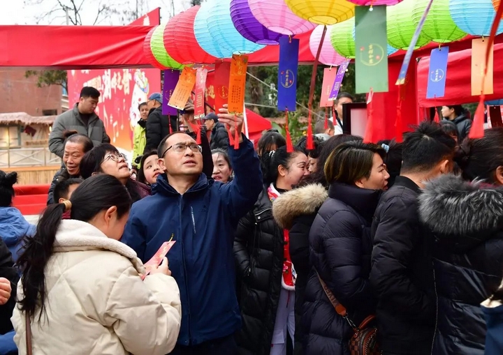 市民積極參與猜燈謎活動(dòng).jpg