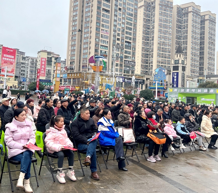 4、活動現(xiàn)場觀眾聆聽音樂表演（習(xí)水縣融媒體中心供圖）.jpg