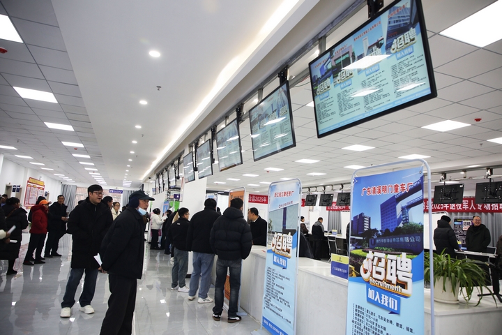 威寧自治縣務(wù)工就業(yè)人員在用人企業(yè)窗口展位進(jìn)行就業(yè)信息登記.JPG