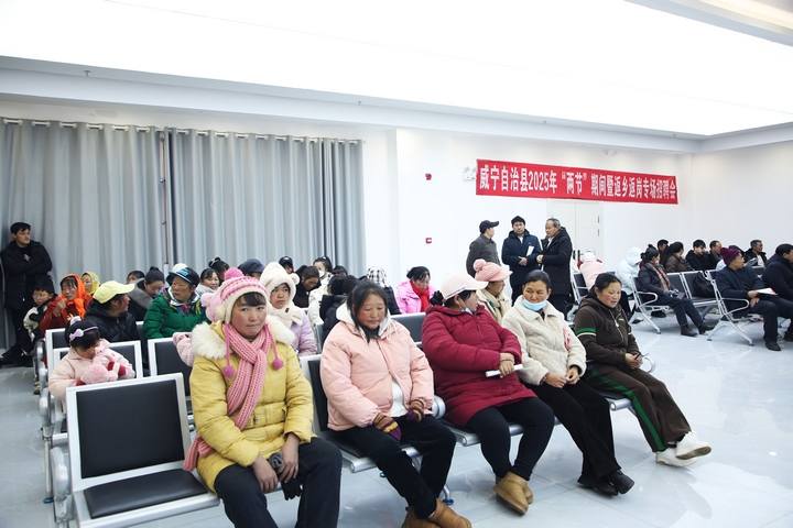 威寧自治縣招聘活動現(xiàn)場，群眾正在集中觀看大屏就業(yè)信息.JPG