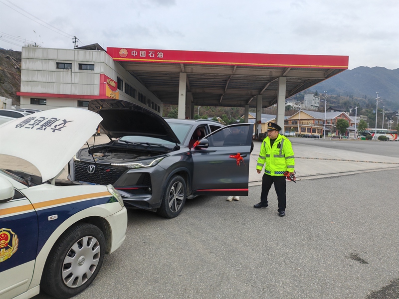 1 圖為交通運輸執(zhí)法人員檢查車輛故障原因。