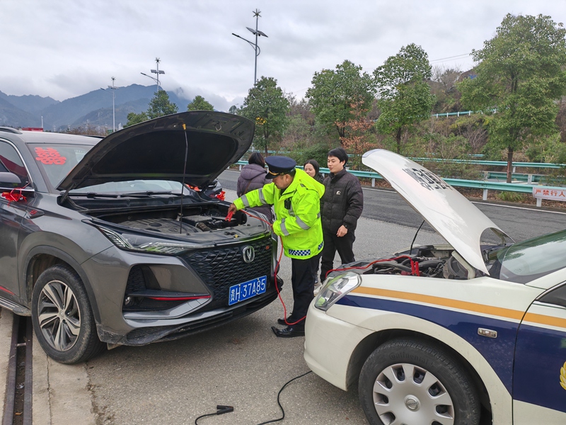 2 圖為交通運輸執(zhí)法人員幫助該車駕駛員搭電。