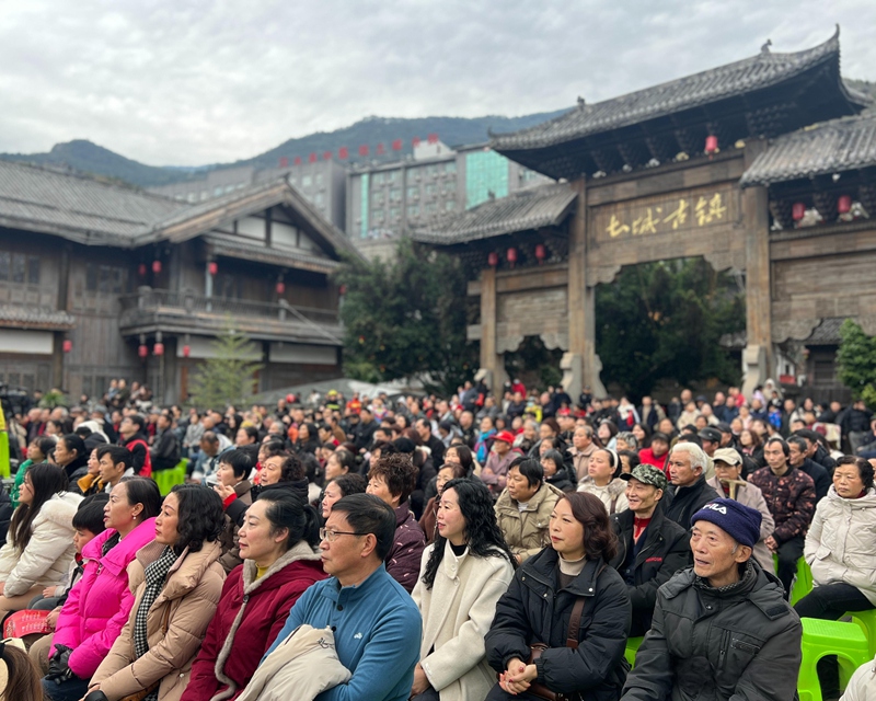 觀眾觀看表演（習(xí)水縣融媒體中心供圖）