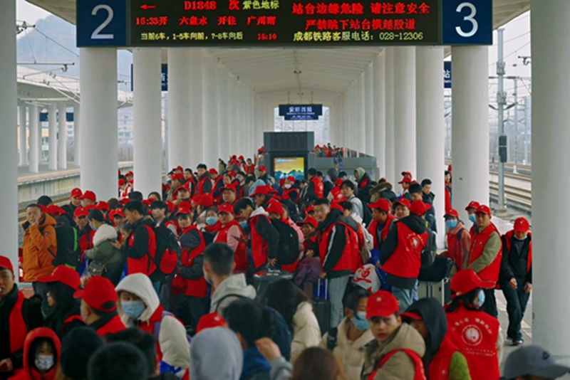 3 圖為務(wù)工人員在站臺(tái)上排隊(duì)候車