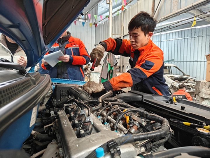 技術(shù)人員給車輛做保養(yǎng)。