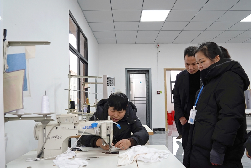 2025年2月7日，位于貴州省畢節(jié)市納雍縣工業(yè)園區(qū)的畢節(jié)市晶煌制衣有限公司招聘中心，應聘者在面試。 楊 英 攝.jpg