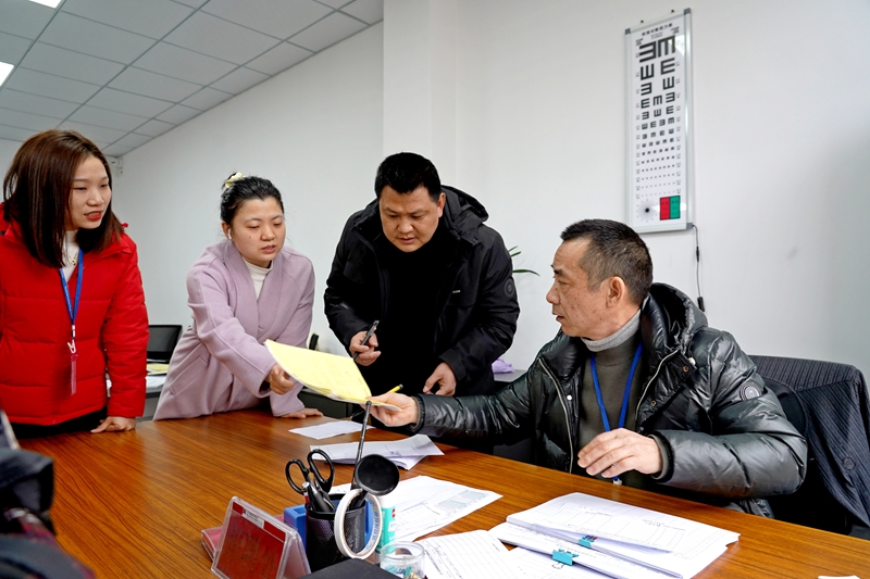 2025年2月7日，位于貴州省畢節(jié)市納雍縣工業(yè)園區(qū)的畢節(jié)市晶煌制衣有限公司招聘中心，應聘者在辦理入職手續(xù)。 楊 英 攝.jpg