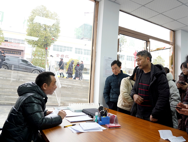 2025年2月7日，位于貴州省畢節(jié)市納雍縣工業(yè)園區(qū)的畢節(jié)市晶煌制衣有限公司招聘中心，工人在給應聘者介紹崗位情況。 楊 英 攝.jpg