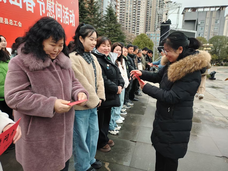 龍里“點(diǎn)對點(diǎn)”返崗服務(wù)，送勞動者外出就業(yè)。