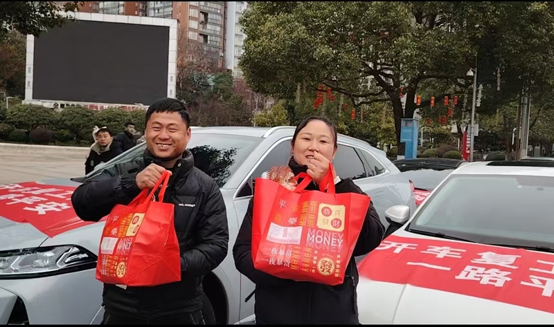 龍里“點(diǎn)對點(diǎn)”返崗服務(wù)，送勞動者外出就業(yè)。