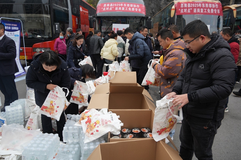 1貴州銅仁“點對點”專車護送.jpg