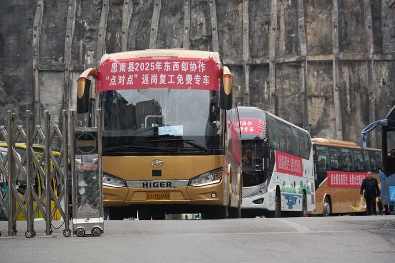 4返崗農(nóng)民工出發(fā).jpg