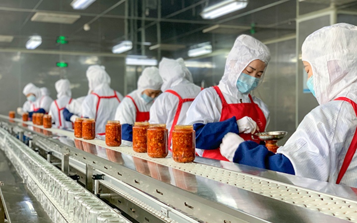 貴三紅食品有限公司糟辣椒加工線。